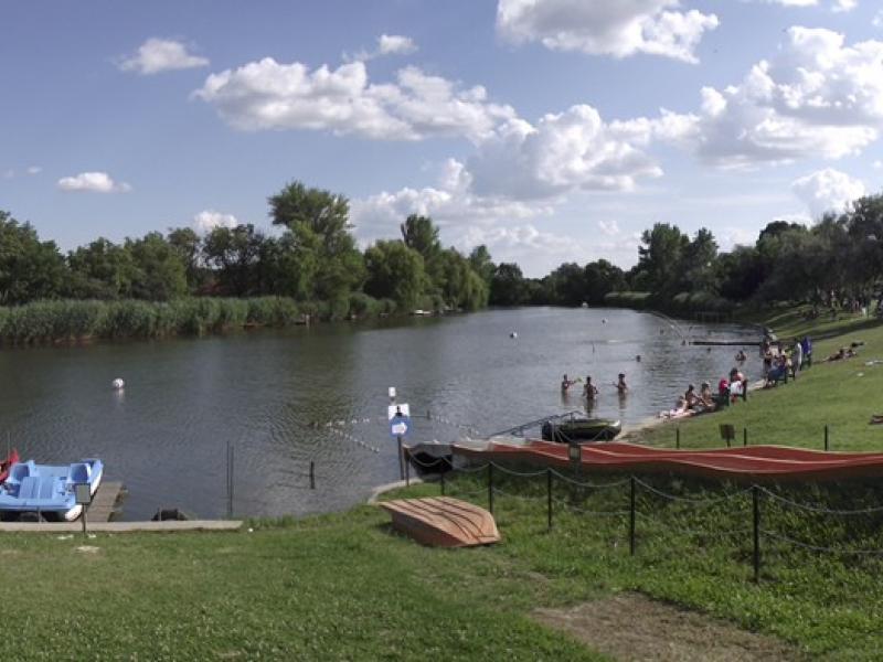 Rálátás a strandra és a csúszdára 2009-ből