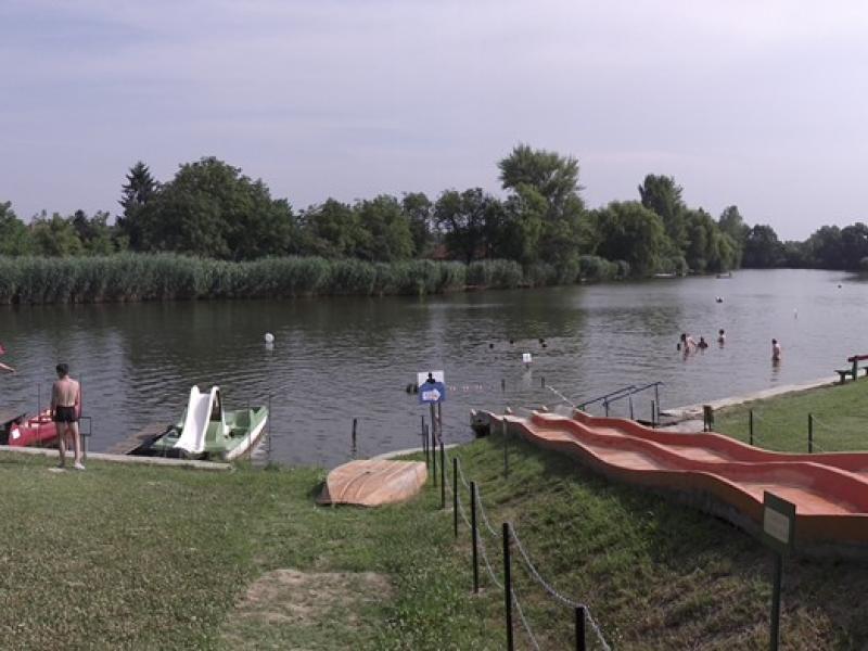 Rálátás a strandra és a csúszdára 2009-ből