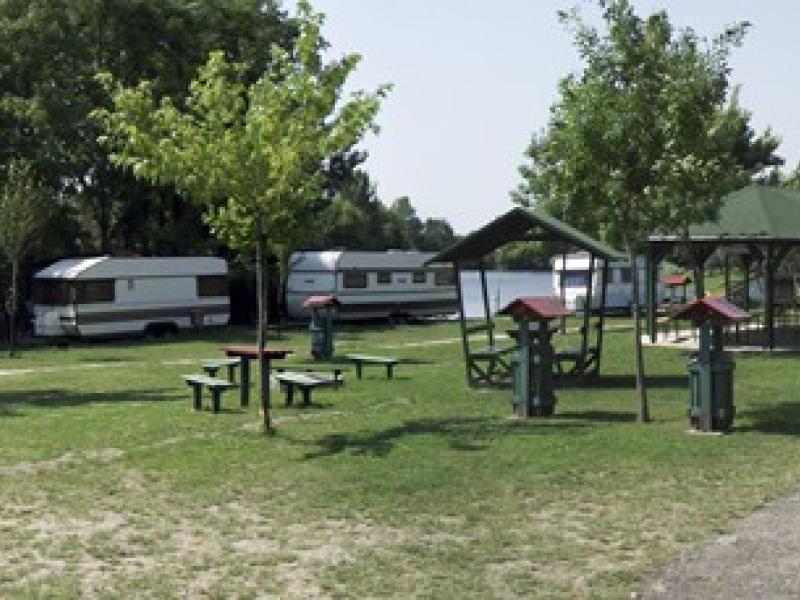 Vízparti lakókocsik és a pavilon